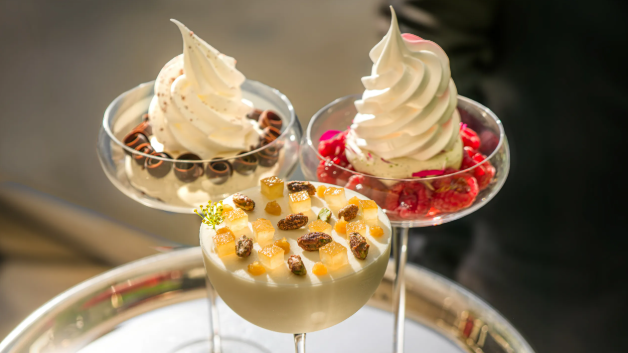 Glace Coco, Guyave et Maracudja. 
Présentée dans des verres décorée de fruit, qui chordine avec le gouts des glaces pour une dégustation inoubliable.
